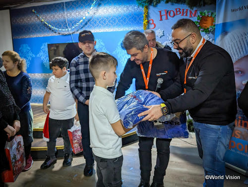 冬用のコートを難民の子どもたちに贈る様子（モルドバ）