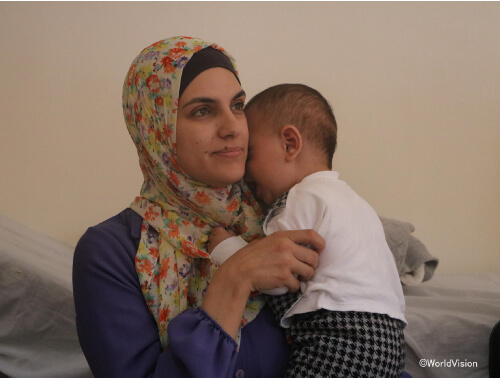 ワールド・ビジョンが支援する母親グループの活動に参加するヨルダン川西岸地区の母子