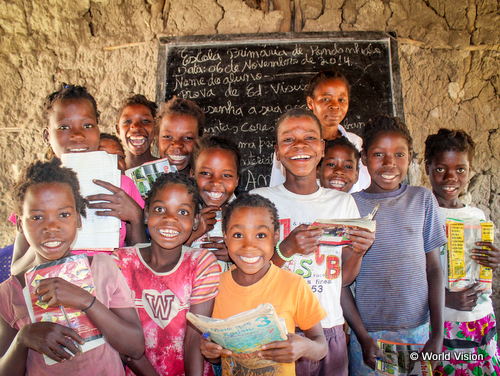 手紙を手にもつモザンビークの子どもたち