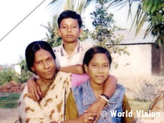 チャイルドとして参加していた当時のパンナさん（前列右）とお母さん（前列左）と弟（後）