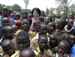 ルワンダの子どもたちと木内スタッフ