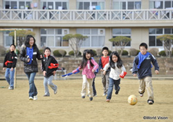 思いっきりサッカーをする子どもたち（登米市のCFS）