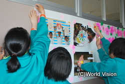 世界の子どもたちからのメッセージを、翻訳して廊下に貼りました