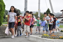 宮城県登米市で、WVJが運営するチャイルド・フレンドリー・スペース（CFS）に向かう子どもたち