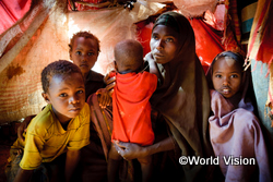 アフリカの角の食糧危機に陥り、食料を求めて避難民キャンプまで8日間歩いたハジャさん（28歳）と子どもたち