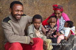 ワールド・ビジョンが支援している栄養事業に参加している家族（エチオピア）