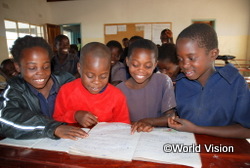 学校で勉強する子どもたち（ザンビア）