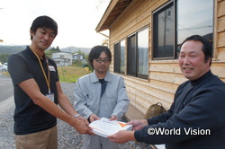 （左から）WVJ長谷川スタッフ、野田村役場小野寺さま、代表者の小野さん