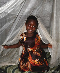 蚊帳の支援に笑顔を見せる女の子
