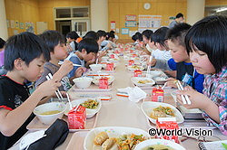 給食を食べる、入谷小学校の生徒の皆さん