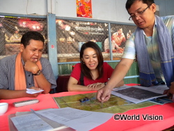 カンボジアで人身取引対策プログラムに従事する池内スタッフ