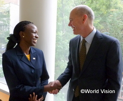 国連総会のイベントで、「栄養のバロメーター」について話し合うワールド・ビジョン総裁のケビン・ジェンキンスとワールド・ビジョン・ケニアの栄養コーディネーターであるローズ・ンドロ
