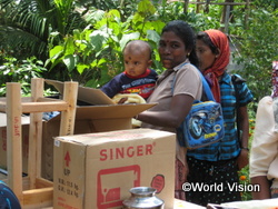 生計支援によりミシンと裁縫用機材を受け取った女性たち（スリランカ）
