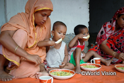 チャイルド・スポンサーシップ事業による栄養改善プログラムの様子（バングラデシュ）
