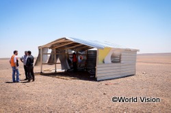 ヨルダンで難民キャンプの建設を開始するワールド・ビジョンスタッフ
