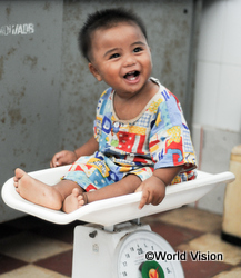 カンボジアのラリン君は、家の近くの保健センターで健診や予防接種を受けることができます