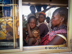 戦火を逃れて避難するため、首都ジュバでバスに乗り込み出発を待つ人々(1月7日撮影)