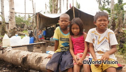 台風以降、ヤシの葉やがれきで作った小屋に住み続ける子どもたち（2014年3月）