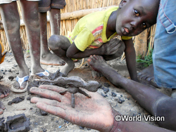 銃や兵器を作って泥遊びをするマラカルの子どもたち（南スーダン）