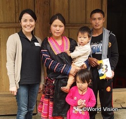 モン族の母子と村落保健員と木戸スタッフ