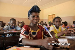 ワールド・ビジョンの支援で建てられた学校で勉強するジェネバちゃん
