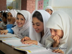 ノーベル平和賞を受賞したマララさんの出身国、パキスタンの女の子たち