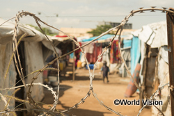 南スーダン国内の避難民キャンプ。侵入者を防ぐため、有刺鉄線で囲まれている
