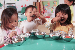 どの国の子どもたちにとっても、栄養ある食事は健やかな成長に不可欠です