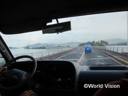 レイテ島とサマール島の間には、日本のODAで建設された全長2600mの橋がかかっています