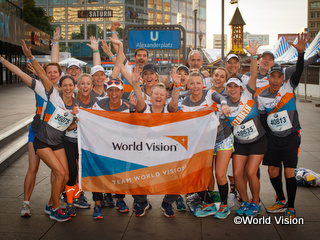 世界のマラソン大会を走るチーム・ワールド・ビジョン。これまで述べ10万人が参加しています