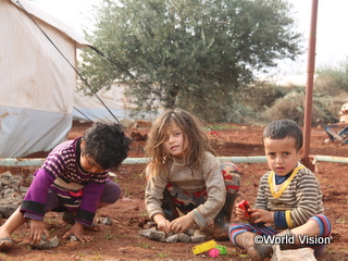 シリア国内で避難生活を送る子どもたち