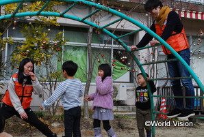 2/9研修開催中、WVJスタッフが園児の皆さんと外遊び