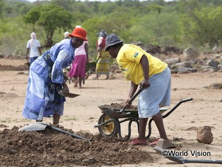 フード･フォー･ワーク支援により灌がい用水を造る工事に参加する女性たち