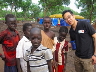 南スーダン難民の子どもたちと村松スタッフ