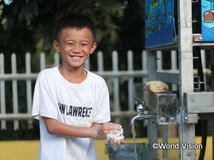 石けんで手を洗うフィリピンの子ども