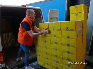 ウクライナ国内のホテルに身を寄せる避難民方々（約1,100人）に向けて、食料輸送の準備をするワールド・ビジョン・ルーマニアのスタッフ