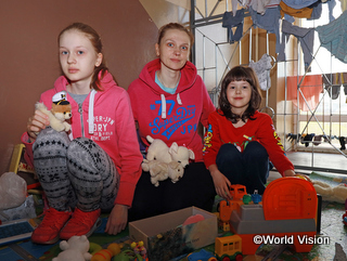 ウクライナ国内の学校で避難生活を送る家族。この学校には約300人が避難しており、ワールド・ビジョンは、食料と子ども用のおもちゃを届けました