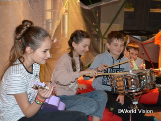 グルジアの避難所で実施している音楽療法の様子