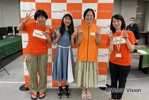WVのロゴ入りベストを着てスタッフと写真撮影(9月開催WVカフェin東京)