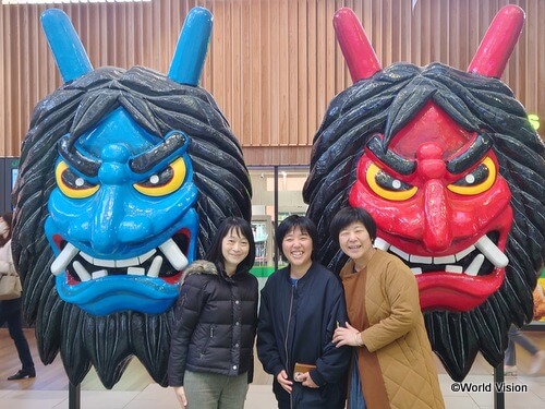 岡崎さま(中央)と、秋田カフェで出張した2名のWVJスタッフ(左：與十田、右：高山)