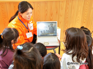 東日本大震災の支援現場で子どもたちに話をする松本スタッフ