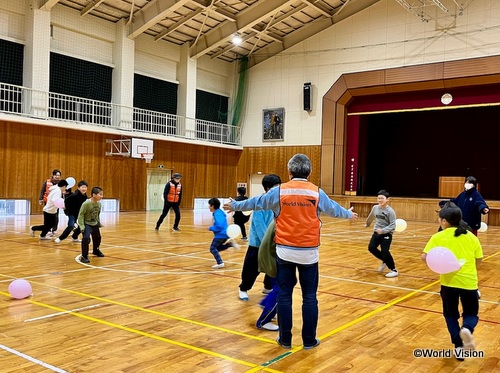 輪島市の小学校体育館で子どもの遊び場を開催(3月20日撮影)