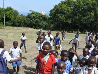 ラグビーを楽しむケニアの子どもたち