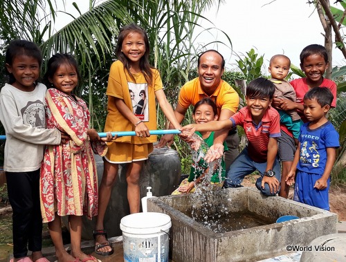 きれいな水を喜ぶカンボジアの子どもたち