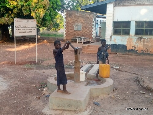 支援により修繕した井戸を使う避難民の子どもたち