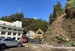 穴水町役場、隣接する山の斜面が崩落し別棟の建物に土砂がかかっていました
