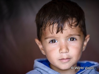 内戦を逃れるため家族とともにシリアから 避難した少年