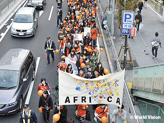 パレードでは渋谷駅周辺や原宿などを楽しく行進し「飢餓をゼロにしよう」と呼びかけます