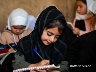 コミュニティで学ぶ少女。ＷＶは2021年8月以降、約27.5万人の子どもを含む約31万人に教育支援を届けました