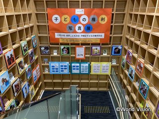 中野東図書館の階段書架に142枚の世界の子どもたちの写真パネルと子どもの権利についての説明パネルを展示しています